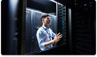 Técnico inspecionando infraestrutura de TI protegida por sistema FM 200.