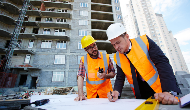 Engenheiros realizando vistoria técnica em obra para desenvolvimento de Projeto de Combate a Incêndio.