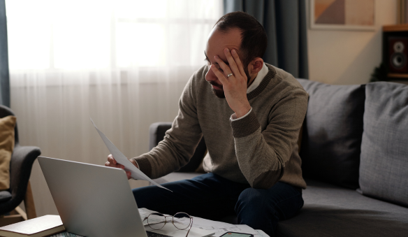 Gestor analisando documentos e enfrentando problemas legais e financeiros causados pela falta de manutenção do alarme de incêndio.